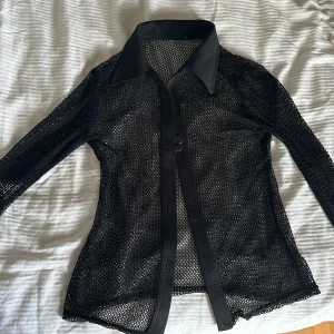 Mesh top - Mesh skjorta, lapp finns ej kvar men skulle säga strl S🖤