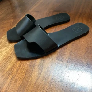 ATP sandaler - ATP sandaler med sula i trä och rem i läder . Använda två gånger har lite tecken på användning. Original pris 2300kr 