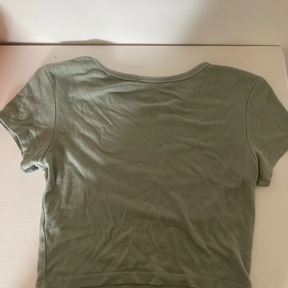 Säljer min gröna korta t-shirt från zara då den inte används längre. Använd bara några få gånger! Är i storlek s och passar mig som är en xs/s🩷. T-shirts.