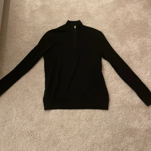 Halv zip - Tjenare, säljer nu min stickade halv zip från Selected / Homme. Säljer den för att den inte kommer till andvändning skick 9/10 andvänd fåtal gånger!