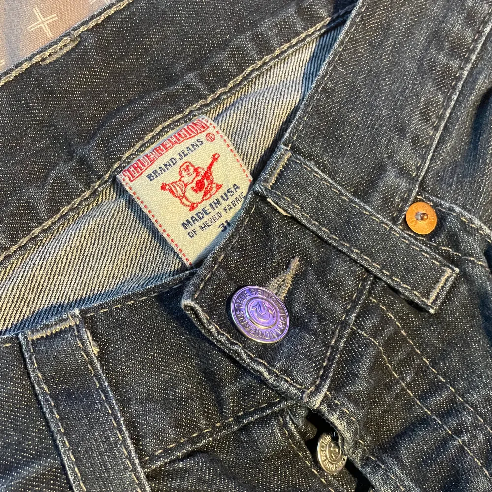 Fina true religion jeans, inga defekter! Frågor om storlek och fler bilder är det bara att meddela mig!!!! Jag är öppen för bud !. Jeans & Byxor.