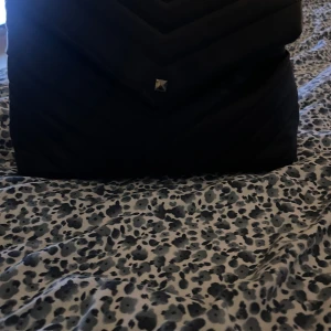 Fin svart väska - Jättefin svart axelsväska och är i väldigt bra skick, har silver detaljer och axelremmen är silver