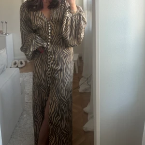 Adoore - Superfin adoore klänning i zebra mönster. Använd fåtal gånger är så himla fin! Sista knappen har varit lös så sytt till knappen bara. Inget som syns! 