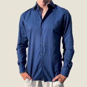 Säljer denna riktigt snygga blåa skjorta från J.Lindeberg. Skjortan är i super fint skick. Storlek M/L. Modellen på bilden är 187cm. Fråga gärna vid funderingar!