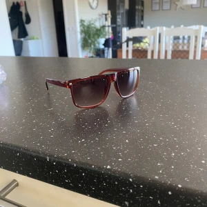 Ray-Ban boyfriend - Dessa glasögon är inga riktiga raybands men ser lita ut spm raybands i formen och göasögonen skuggar lika mycket som raybands