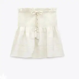 Hej jag säljer min super fina vita sommar kjol då jag längre inte har någon användning för den ❤️