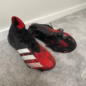 Adidas Predator Demonskin  - Adidas predator Demonskin | Skick: 8/10, inga skador endast lite smuts på adidas märkena (syns på bild) | Strl 41 1/3 | Pris - 1499 | Fraktar via Postnord eller Instabox på köparens bekostnad | Hör gärna av dig vid minsta fråga eller fundering!👍