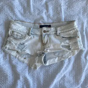 Så coola korta jeansshorts i ljusblå tvätt och slitningar. Väldigt Lågmidjade, skriv privat för bild på🫶. Midjemått 39/40cm. 