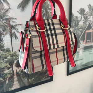Burberry Liknande Handväska  - Handväska, i jätte bra skick 🤍