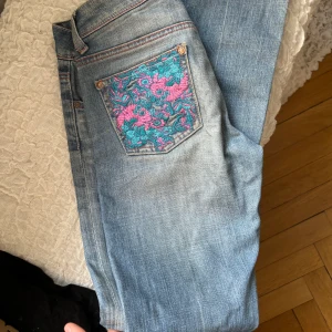 Crocker jeans - Sjukt snygga lågmidjade jeans med fina detaljer från crocker som inte går att få tag på längre! För små på mig tyvärr så därför säljer jag vidare, midjemått är 35cm rakt över🩷