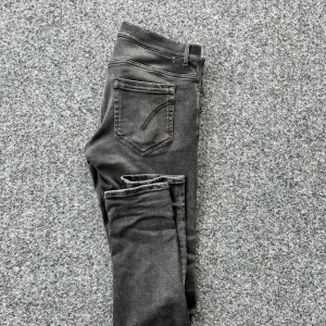 Dondup george - Riktigt feta dondup jeans|skick:7/10 beror på att det är en slitning som gått upp lite vid en ficka och även dondup märket på baksidan har lostnat, man ser allt på bilderna| vid frågor tveka inte på att skriva🤩