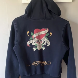 ed hardy hoodie - köpt secondhand men knappt använt. bra skick! står ej stolek men skulle säga xs/s 