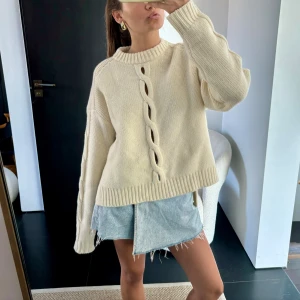 Filippa K tröja  - Super söt tröja i helt nysick. Köpte den här på Plick men den är nästan oanvänd och ser ut som ny🫶 nypris 3600