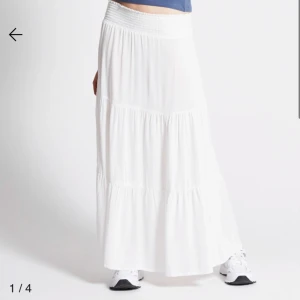 Superfin långkjol!💗 - Kjolen är helt ny och den är aldrig Andvänd. Säljer pgd av att jag har en till exakt likadan 💗 tveka inte på att höra av dig vid frågor 😇😇