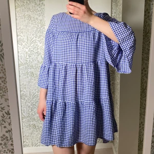Rutig klänning - Blå/vit-rutig sommarklänning från zara. Knappt använd. Pris är exklusive frakt.