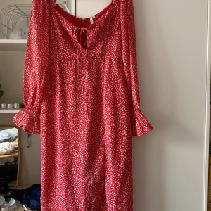 ❤️‍🔥Utsåld Nelly klänning❤️‍🔥 - Säljer denna ursnygga sommar klänning från Nelly i Strolek S utsåld på hemsidan❤️‍🔥Skriv vid intresse och fler bilder❤️‍🔥