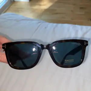 Säljer dessa super coola solglasögon som inte kommer till någon användning. 