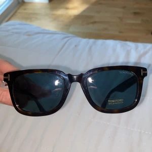 Tom Ford solglasögon  - Säljer min killes oanvända solglasögon. 