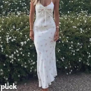 Söker denna vita klänning från Zara i storlek S!