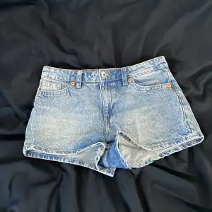 Fina jeansshorts från H&M som har en liten detalj på fickorna💕säljer då de är försmå för mig💕 aldrig använda, pris kan diskuteras 
