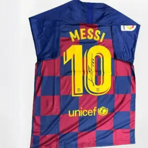 En äkta signerad Lionel Messi tröja! Detta är ett måste för varje fotbollsfan och samlare.  Produktinformation: Spelare: Lionel Messi Klubb: FC Barcelona Säsong: 2019/2020 Skick: Utmärkt, oanvänd och välbevarad 
