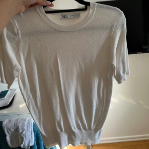 Sticka t-shirt - Super fin och skön stickad t-shirt från zara!