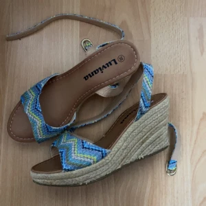 Kilklackar - Använda men i fint skick, storlek 38 och passar mig som har storlek 39!  200 kr