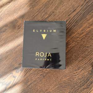 Oöppnad, helt ny Roja elysium.  An icon in the world of male perfumery - Pink Pepper - resonates throughout, whilst a dominant Cedarwood note transforms the entirety into a notably fresh, Woody Citrus.