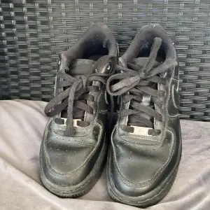 Hej säljer ett par svarta skor från Nike dom ör storlek 39-40 har haft dom i 3 månader box ingår inte. 