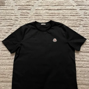 Moncler T-shirt  - Tjena! Säljer nu min moncler t-shirt då den inte kommer till användning, väldigt fint skick och är i storlek M. Hör av dig för funderingar! Mvh Lukas:)