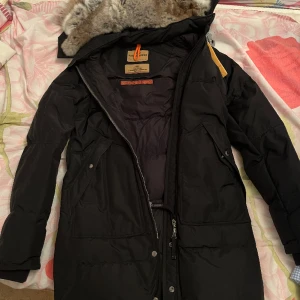 ParajumpersJacka St Xs - Parajumpers jacka, extremt bra skick då den bara använts en gång. säljs pågrund av att den är för liten. Storlek är Xs men passar även S! *OOPS priset kan diskuteras! 