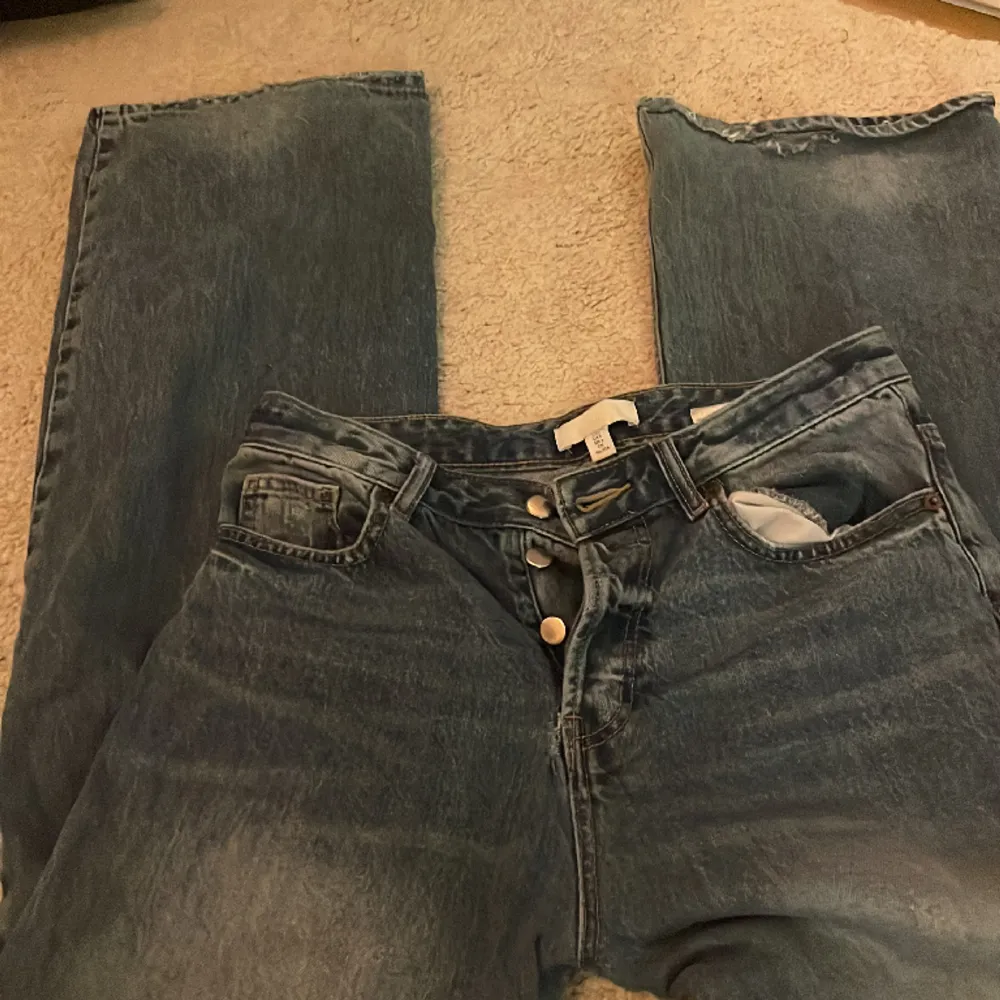 Baggy jeans ifrån hm (har ett hål i bakfickan som säkert går att sy igen lätt). Jeans & Byxor.
