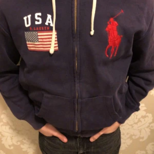 Polo Ralph lauren zip hoodie  - Säljer en riktigt fet Polo Ralph Lauren zip hoodie, skick 8/10! 
