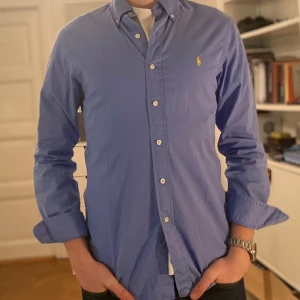 Ralph Lauren skjorta  - Riksfet Ralph Lauren skjorta i bomull  Nypris ca 1299kr| Mitt pris 349kr| Modellen är slim| Killen på bilden är 183 och väger 71kg| passformen är perfekt