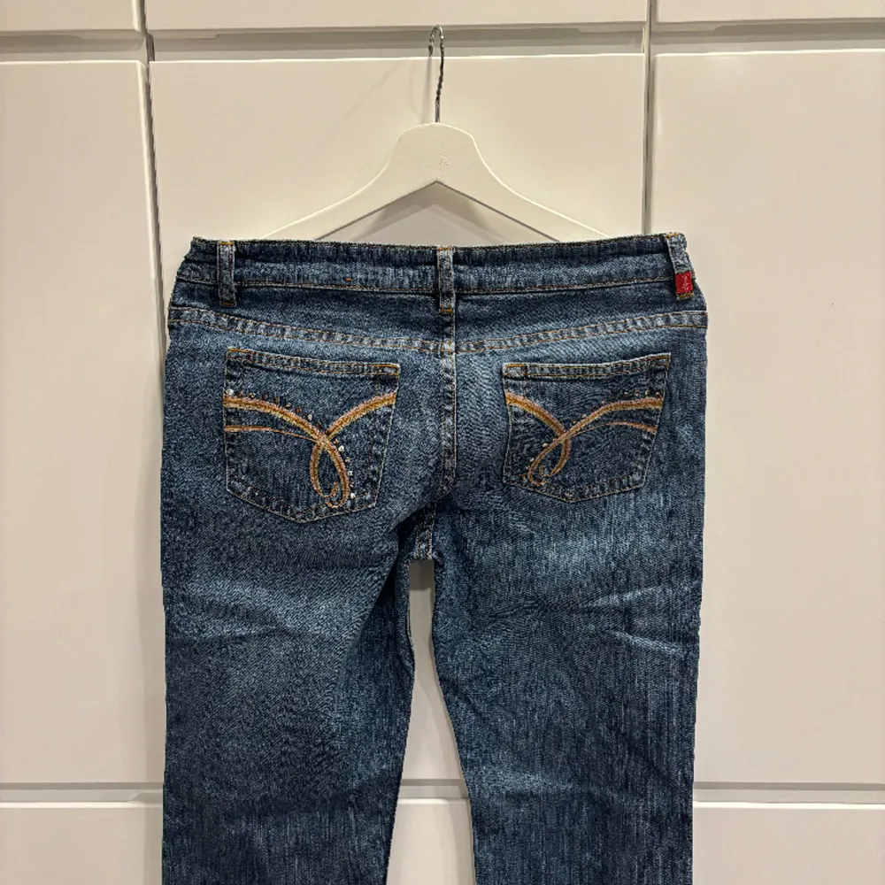 Säljer mina lågmidjade jeans i storlek 34 då de inte passar längre.💕. Jeans & Byxor.
