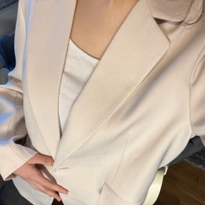 Kavaj🤍 - Beige kavaj i nytt skick, aldrig använt. Köpte den för 700kr. En bälte medföljer. 