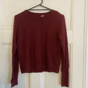 Stickad tröja  - Vinröd stickad tröja fint skick storlek xs