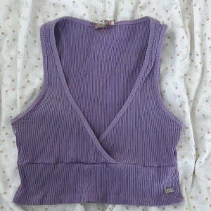 Linne - Säljer ett linne från pull and bear pga att jag inte passar i den längre men den är i mycket bra skick!