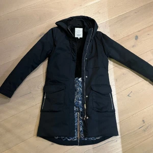 Elvine jacka  - Mörk blå mycket fin jacka från Elvine, stl 36, sparsamt använd, mycket fint skick, höst och vår jacka 