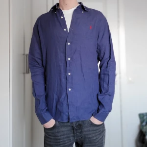 Ralph Lauren Skjorta - Riktigt fet 100% linneskjorta från Ralph Lauren! Storlek L, jag är 185! Cond 7/10 därav det låga priset!