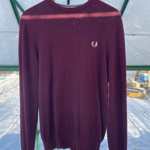 Fredperry tröja - Storlek small, använd typ 1 gång,  Snygg stickad tröja med bra passform