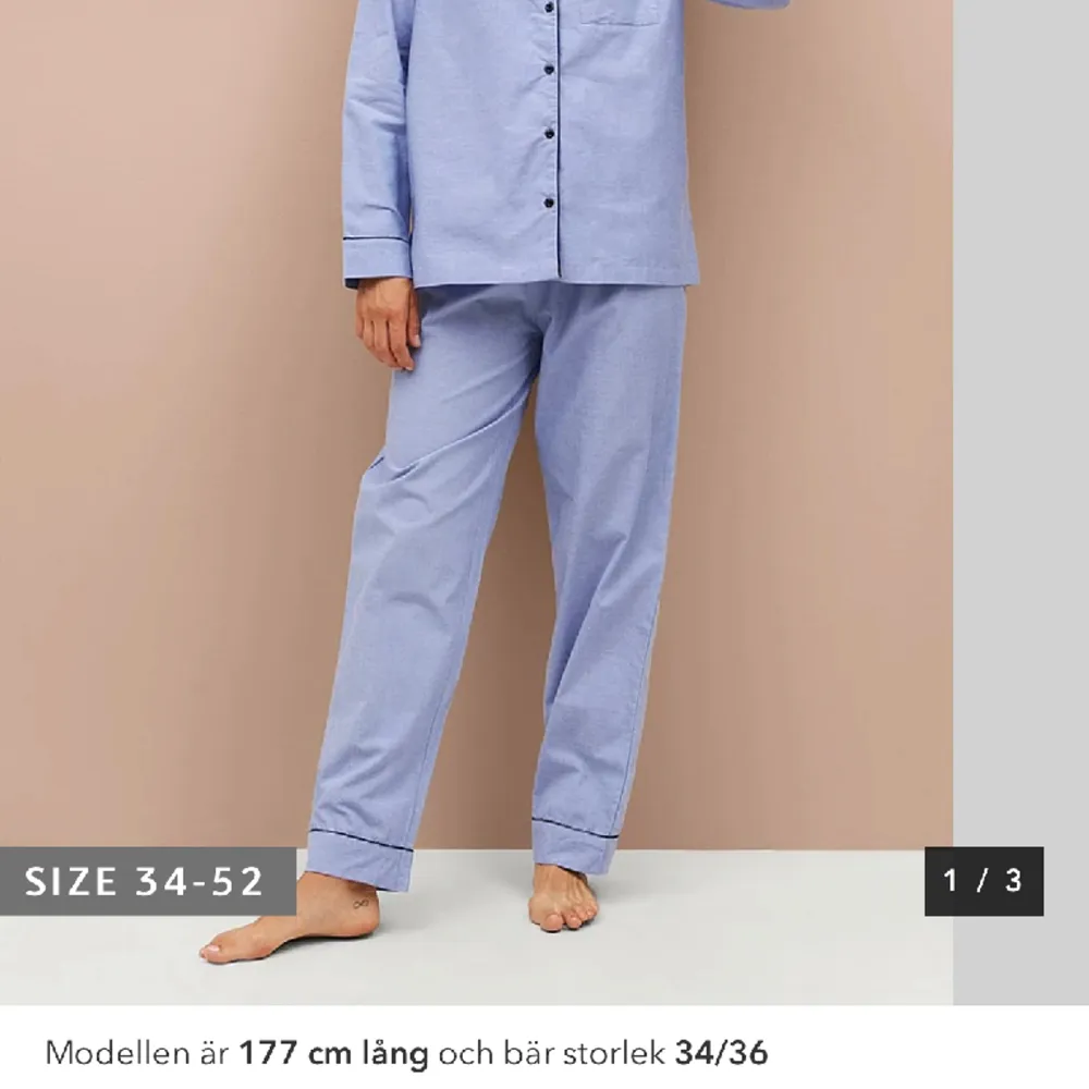 Raka pyjamasbyxor från ellos i storlek 34/36. Köpt för 250kr och säljer för 150kr. Sparsamt använda. Säljer pga att de är lite korta för mig💙💙. Jeans & Byxor.