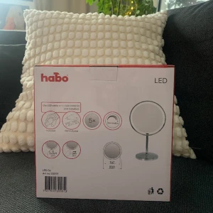 Spegel med ljus - Dimmbar spegel, helt ny. Med USB kabel, går att använda batterier till. Säljer pga jag har redan 2