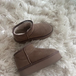 Platå vintersko - Liknande platå Ugg Ifrån Nelly. Använda en gång.