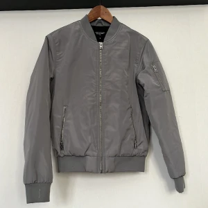 Bommner jacka  - Grå bomber jacka från lager 157 Storlek S 