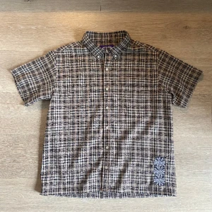 Kortärmad skjorta - Skjorta från Fucking Awesome. Sitter som en M!