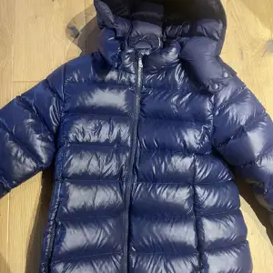 Säljer åt en vän pga för liten. Min vän säljer nu sin marinblå Ralph lauren jacka som är slutsåld nästan överallt. Den är i strl XL/16Y. Nypris 2199 på johnells. Säljer för 1999. Skriv dm för frågor🤗