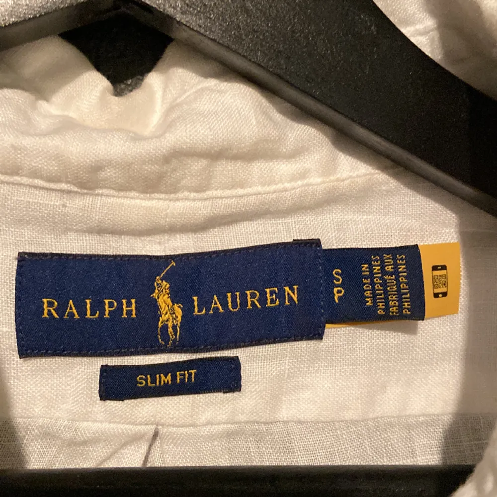 Tjena! Säljer denna fina Ralph lauren linneskjorta då den blivit för liten. Den är använd men inte särskilt mycket, skick är därför 8/10! Nypris 1200kr. Skjortor.