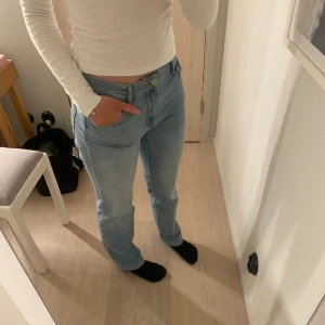 Lågmidjade jeans  - Jag säljer mina lågmidjade bootcut jeans från Vero Moda💕Köptes för 399 mitt pris 200🩵Säljs på grund av att de inte kommer till användning, kontakta vid frågor och pris kan diskuteras😊(Säljer på fler ställen, skriv till mig)