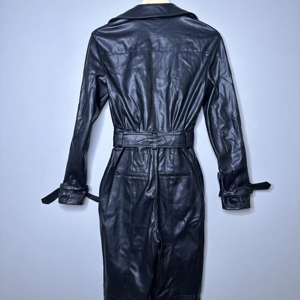 Fake skinn jumpsuit från NA-KD X Gine Margrete, strl 34, andrig använd. Övrigt.